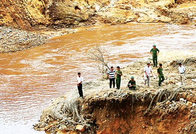 Officials from Gia Lai Province and the investor of Ia Krel 2 Hydropower Plant examine the breach site on June 13 (Photo: SGGP)